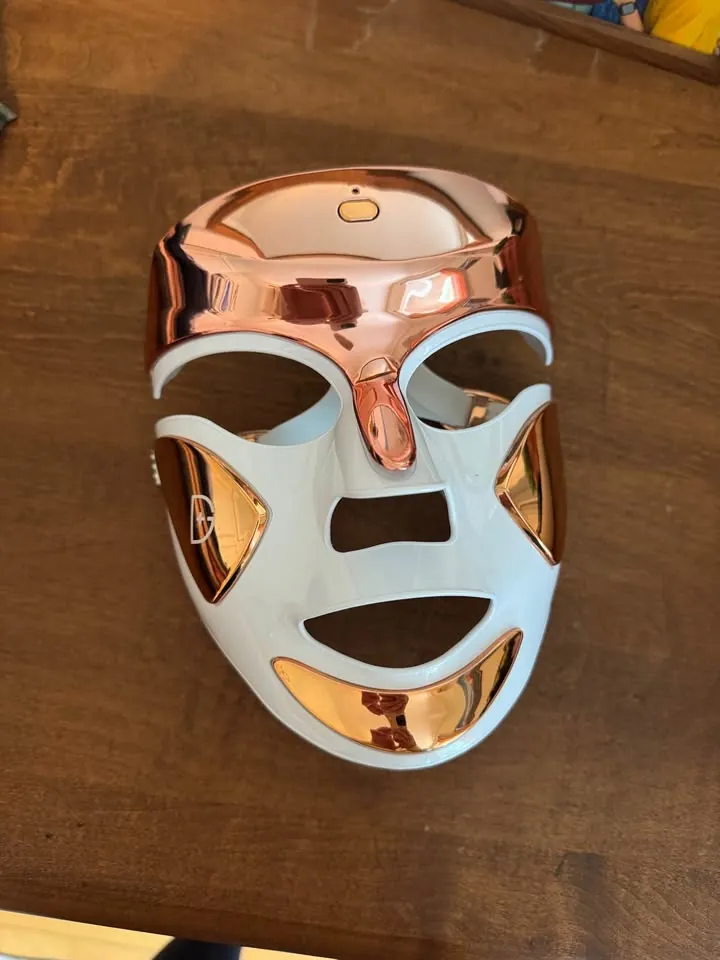 Dr. Dennis Gross DRx SpectraLite LED mask treatment session for rapid acne therapy